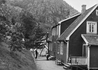 1950 årstall ukjent Nedre Messa personer bygg trolig brannøvelse 4